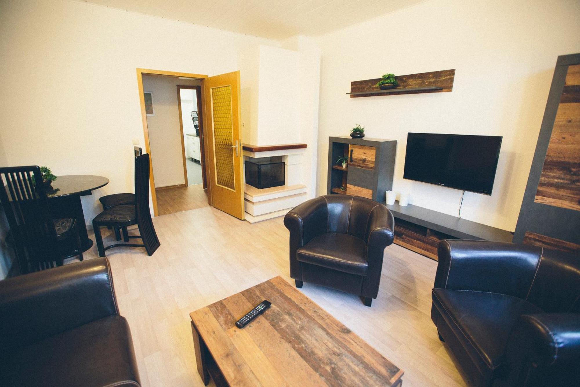 Grosse & Voll Ausgestattete Apartments, Studios, Doppelzimmer, Workspace, Parkplatz, Netflix, Prime & Schnelles Wifi In Ruhiger Lage Mit Garten Rudolstadt Bilik gambar