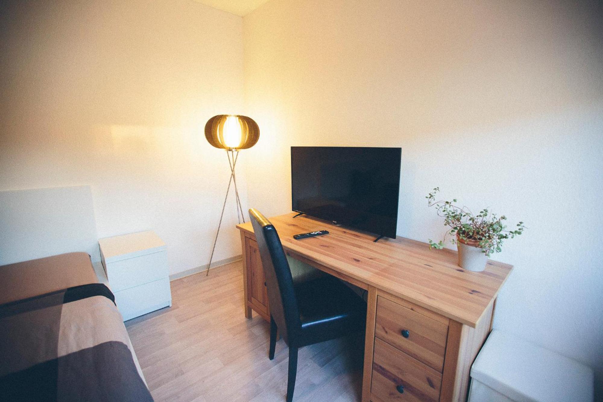Grosse & Voll Ausgestattete Apartments, Studios, Doppelzimmer, Workspace, Parkplatz, Netflix, Prime & Schnelles Wifi In Ruhiger Lage Mit Garten Rudolstadt Luaran gambar