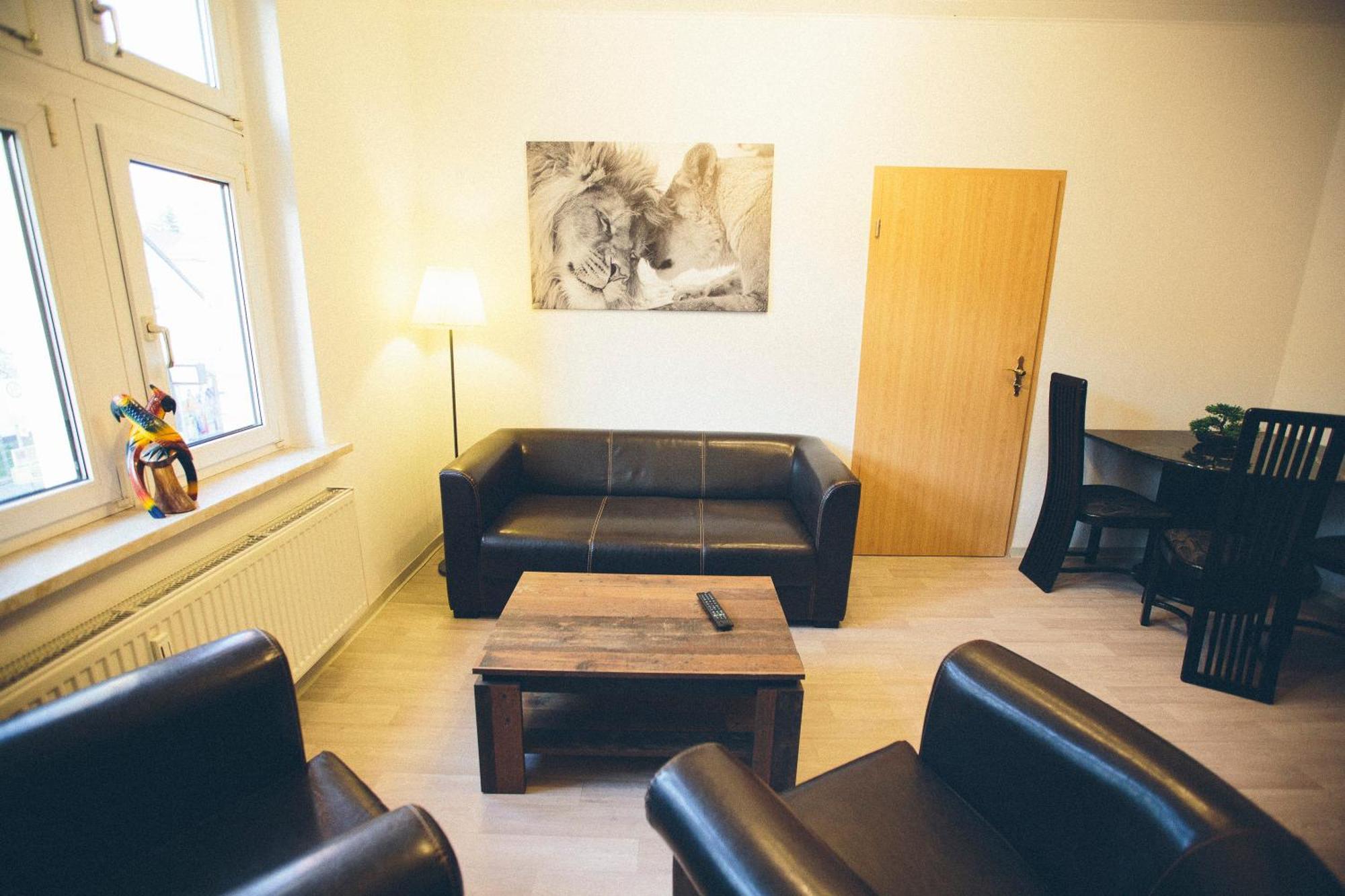 Grosse & Voll Ausgestattete Apartments, Studios, Doppelzimmer, Workspace, Parkplatz, Netflix, Prime & Schnelles Wifi In Ruhiger Lage Mit Garten Rudolstadt Bilik gambar
