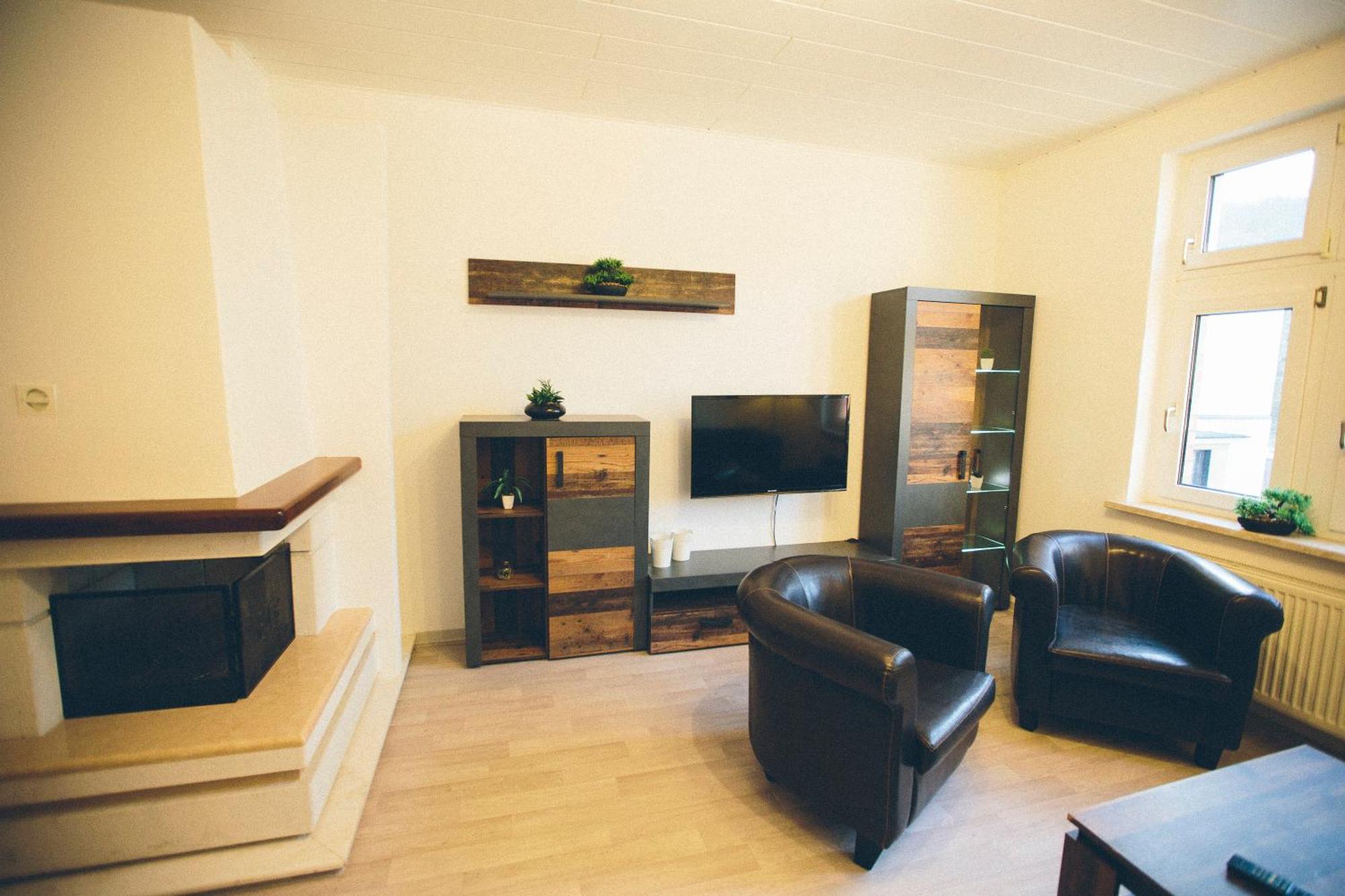 Grosse & Voll Ausgestattete Apartments, Studios, Doppelzimmer, Workspace, Parkplatz, Netflix, Prime & Schnelles Wifi In Ruhiger Lage Mit Garten Rudolstadt Bilik gambar