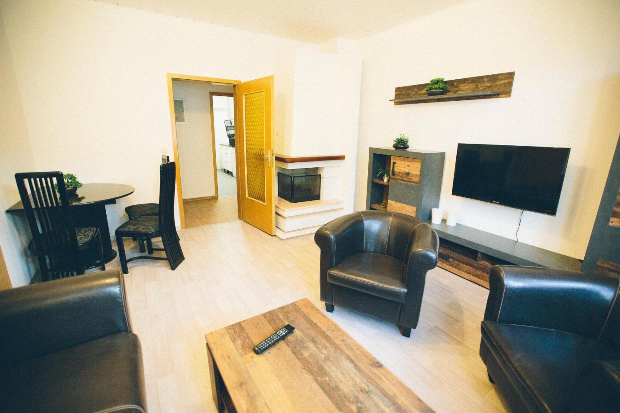 Grosse & Voll Ausgestattete Apartments, Studios, Doppelzimmer, Workspace, Parkplatz, Netflix, Prime & Schnelles Wifi In Ruhiger Lage Mit Garten Rudolstadt Bilik gambar