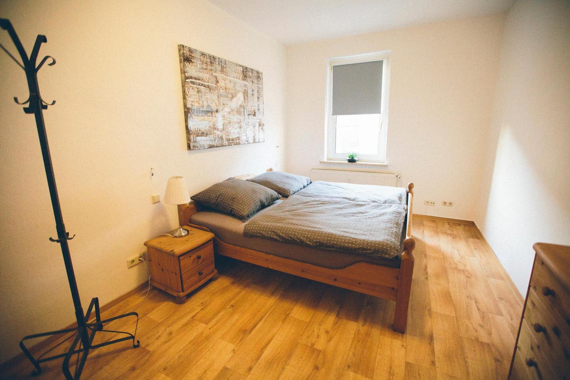 Grosse & Voll Ausgestattete Apartments, Studios, Doppelzimmer, Workspace, Parkplatz, Netflix, Prime & Schnelles Wifi In Ruhiger Lage Mit Garten Rudolstadt Bilik gambar