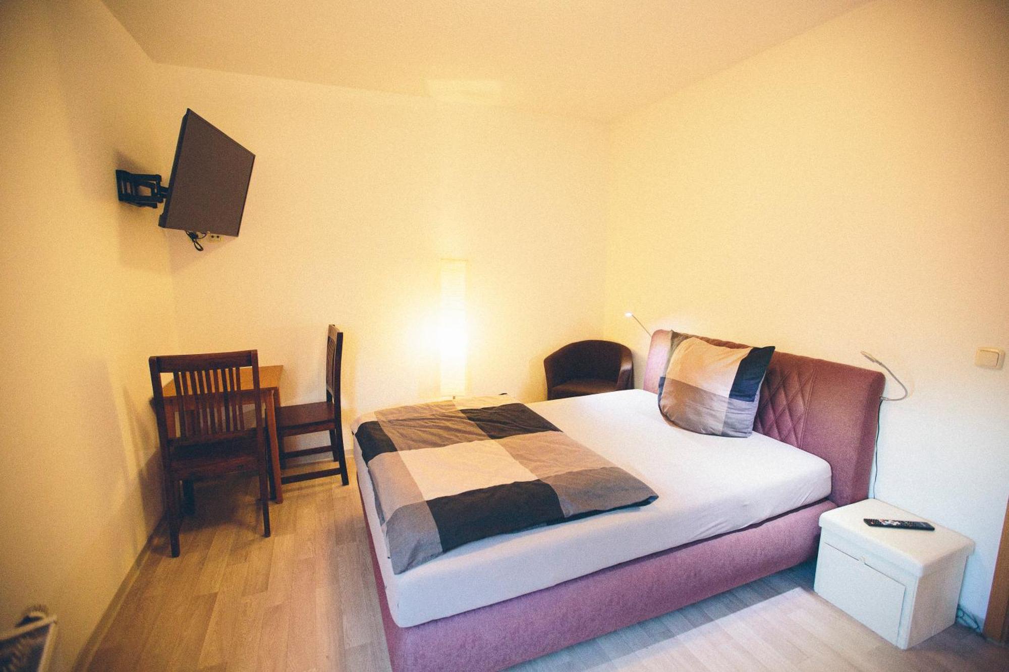 Grosse & Voll Ausgestattete Apartments, Studios, Doppelzimmer, Workspace, Parkplatz, Netflix, Prime & Schnelles Wifi In Ruhiger Lage Mit Garten Rudolstadt Luaran gambar