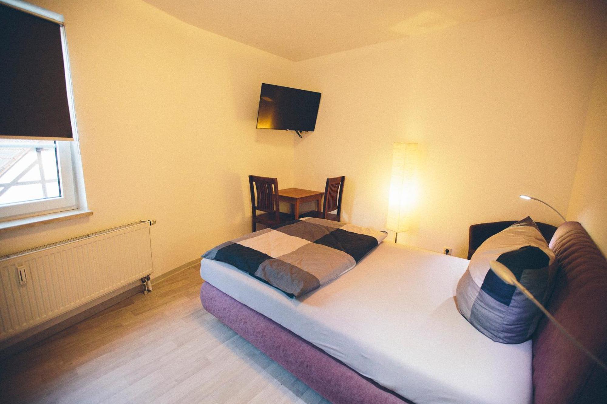 Grosse & Voll Ausgestattete Apartments, Studios, Doppelzimmer, Workspace, Parkplatz, Netflix, Prime & Schnelles Wifi In Ruhiger Lage Mit Garten Rudolstadt Luaran gambar