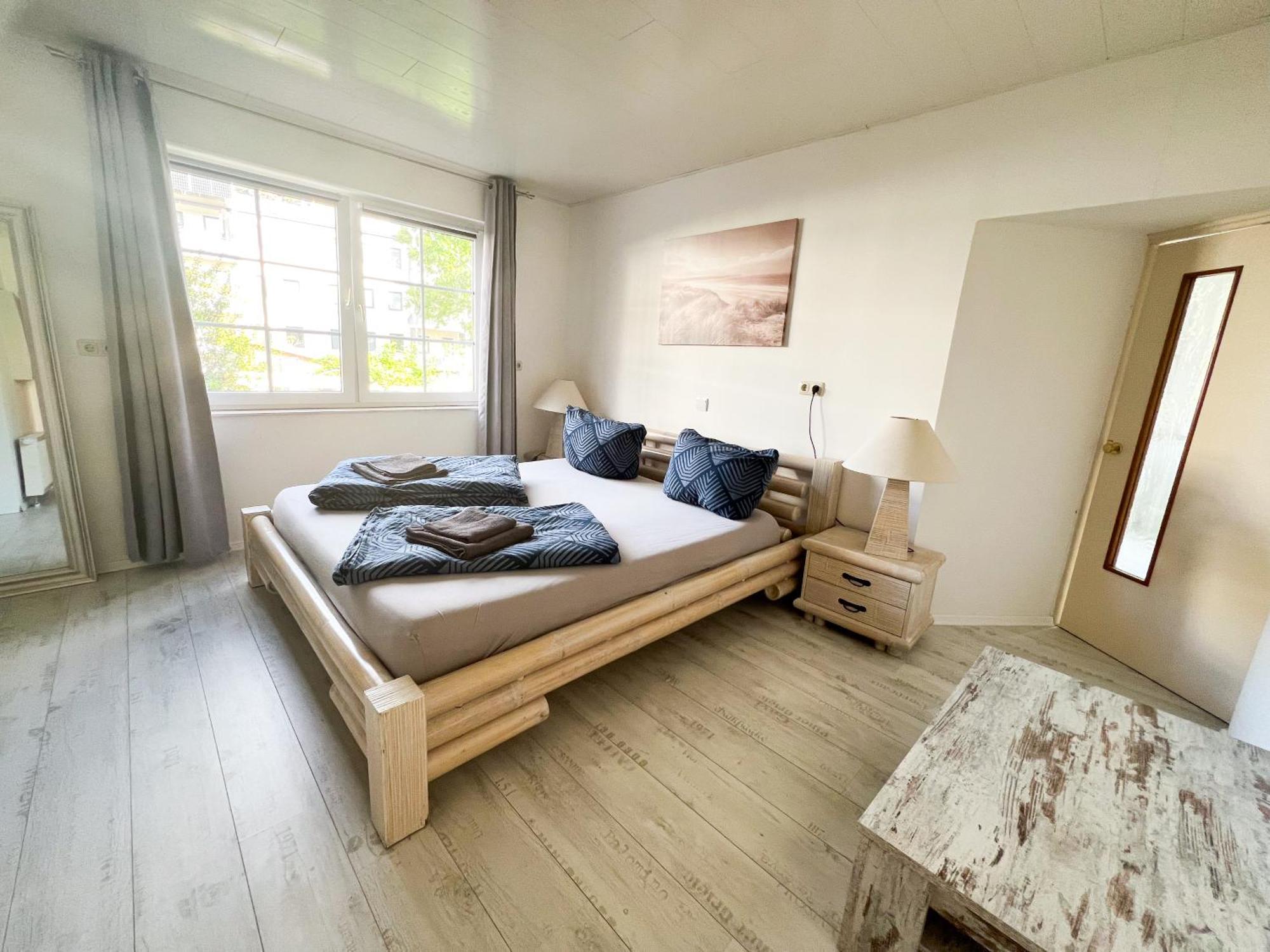 Grosse & Voll Ausgestattete Apartments, Studios, Doppelzimmer, Workspace, Parkplatz, Netflix, Prime & Schnelles Wifi In Ruhiger Lage Mit Garten Rudolstadt Bilik gambar