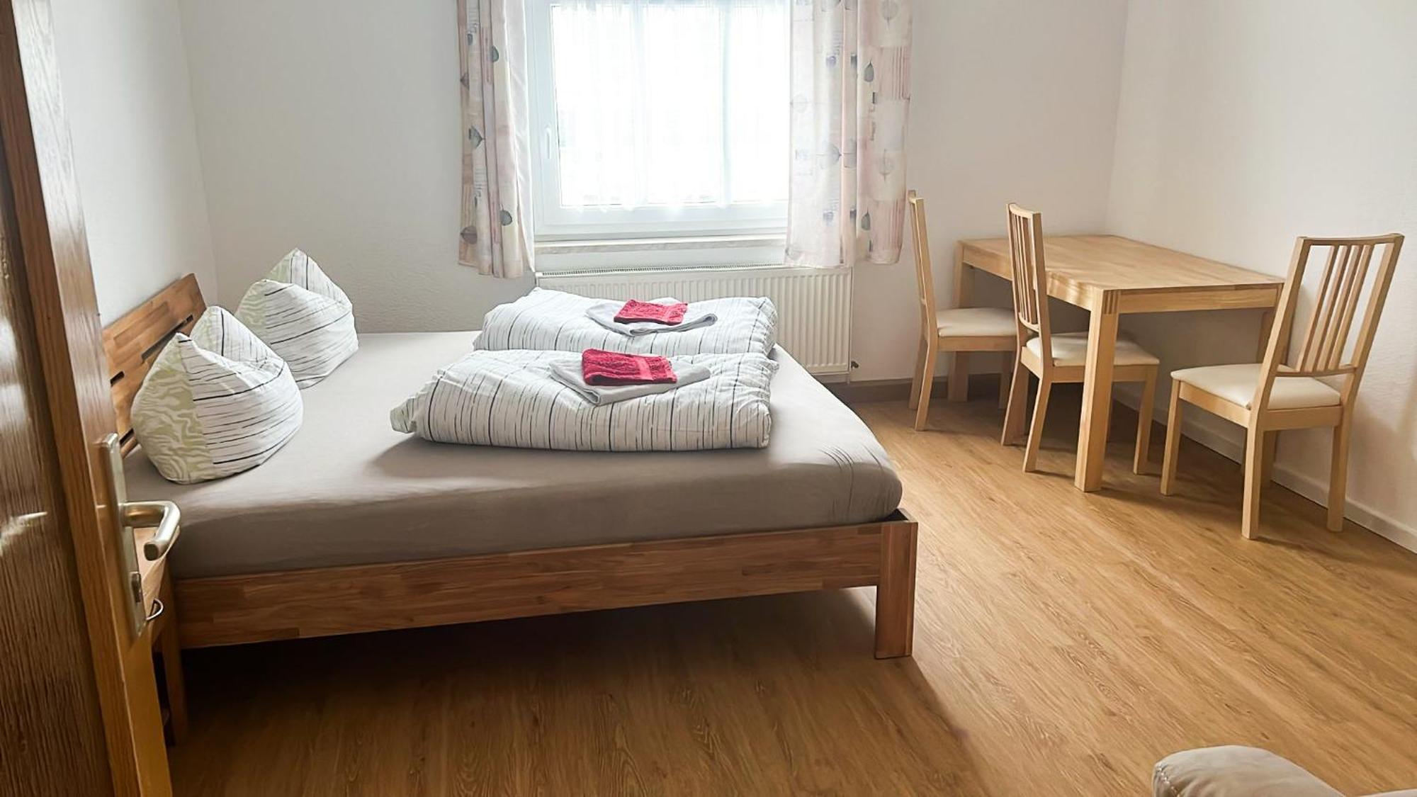 Grosse & Voll Ausgestattete Apartments, Studios, Doppelzimmer, Workspace, Parkplatz, Netflix, Prime & Schnelles Wifi In Ruhiger Lage Mit Garten Rudolstadt Bilik gambar