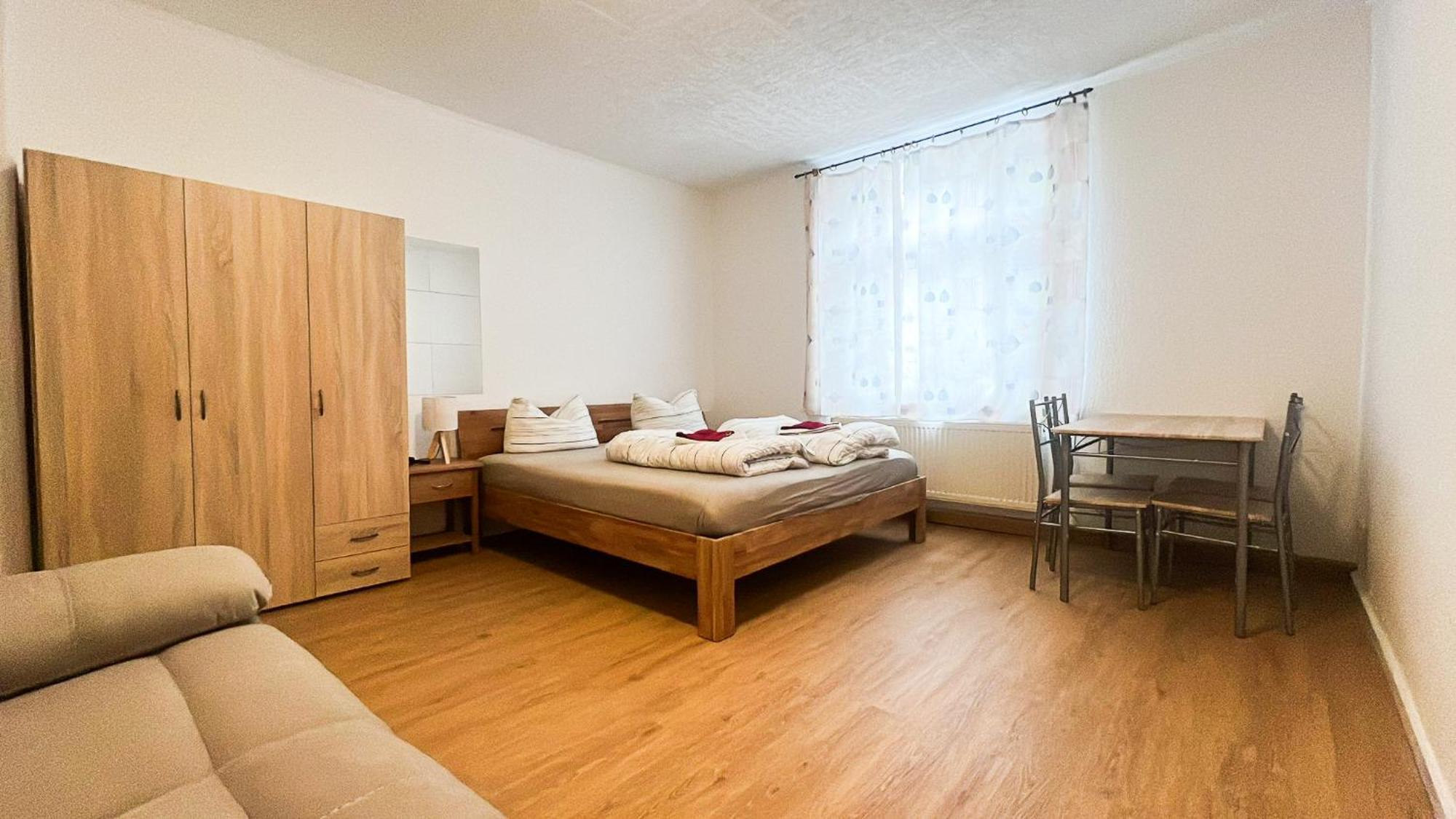 Grosse & Voll Ausgestattete Apartments, Studios, Doppelzimmer, Workspace, Parkplatz, Netflix, Prime & Schnelles Wifi In Ruhiger Lage Mit Garten Rudolstadt Bilik gambar
