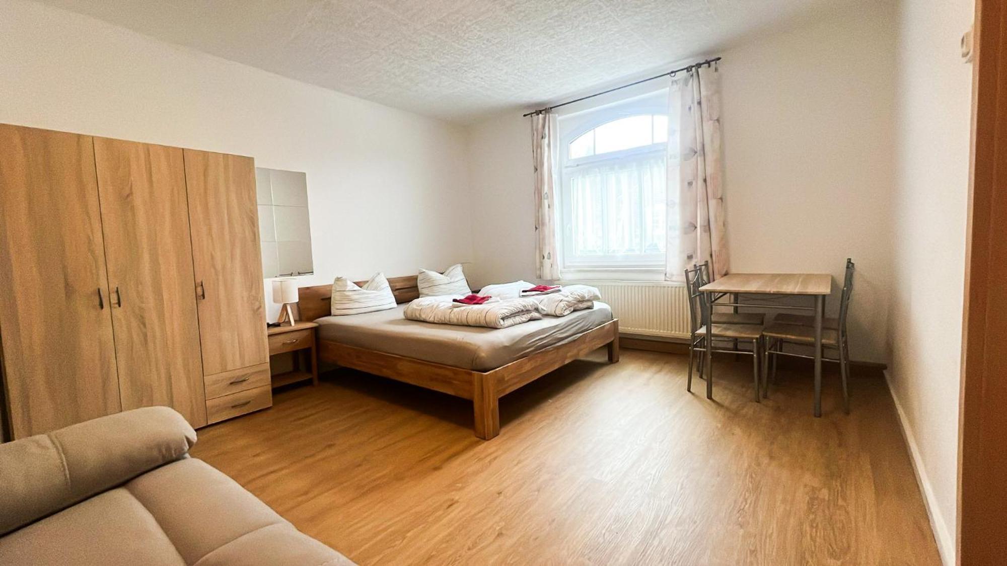 Grosse & Voll Ausgestattete Apartments, Studios, Doppelzimmer, Workspace, Parkplatz, Netflix, Prime & Schnelles Wifi In Ruhiger Lage Mit Garten Rudolstadt Bilik gambar