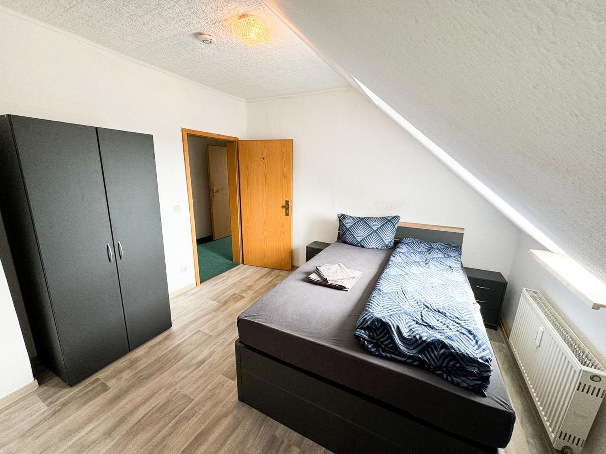 Grosse & Voll Ausgestattete Apartments, Studios, Doppelzimmer, Workspace, Parkplatz, Netflix, Prime & Schnelles Wifi In Ruhiger Lage Mit Garten Rudolstadt Bilik gambar