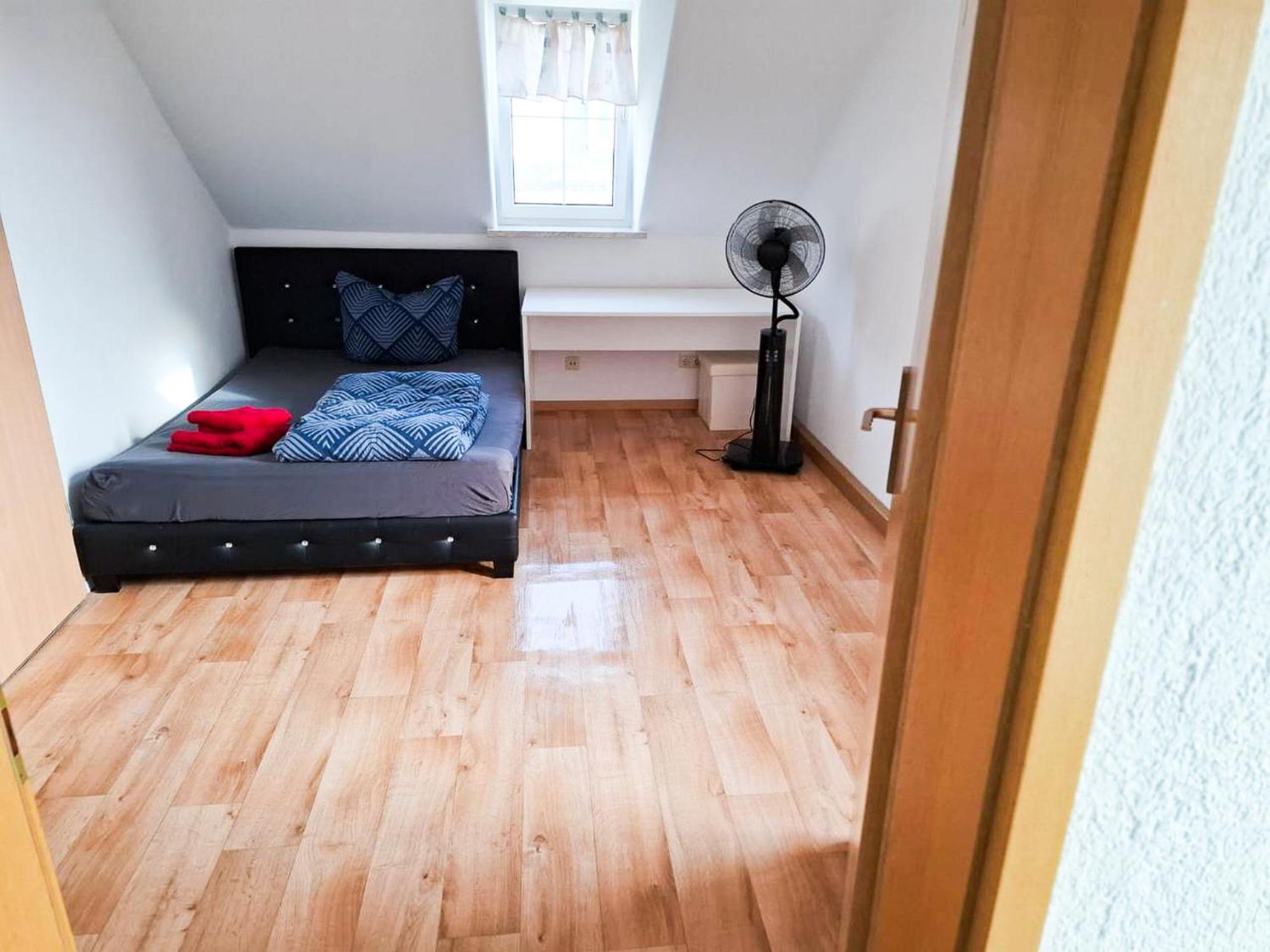 Grosse & Voll Ausgestattete Apartments, Studios, Doppelzimmer, Workspace, Parkplatz, Netflix, Prime & Schnelles Wifi In Ruhiger Lage Mit Garten Rudolstadt Bilik gambar